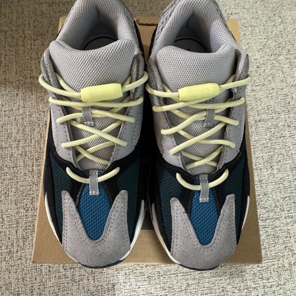 adidas YEEZY Boost 700 - Picture 3 of 8